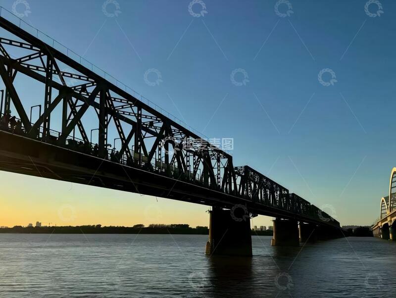 高清大图下载【趣麦麦图】钢结构桥梁剪影黄昏景象