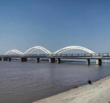 现代化拱桥风光