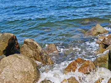 海边岩石浪花风景图