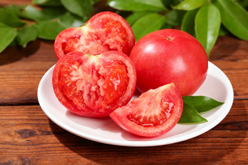 新鲜饱满的红番茄1