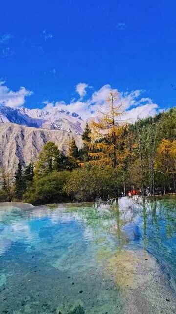 山水秋景清澈湖水