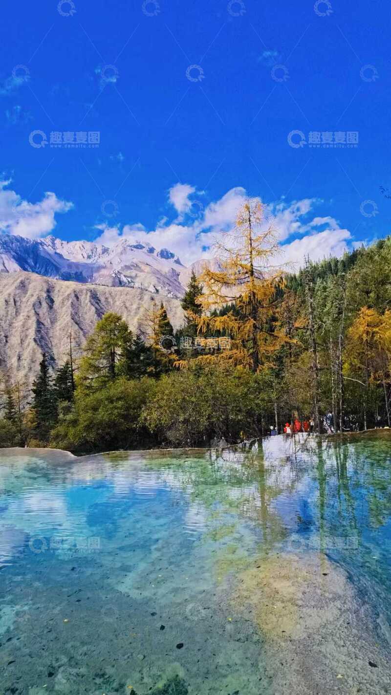 山水秋景清澈湖水