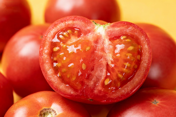 手捧多汁红心番茄0