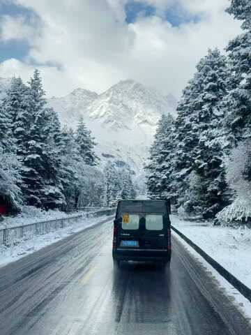 雪中山路行车景