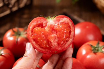 手捧多汁红心番茄