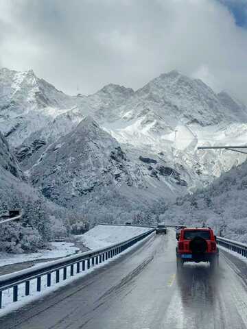 雪山公路行车壮丽风光