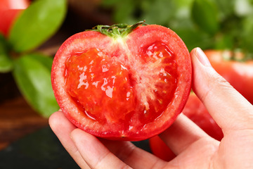 手捧多汁红心番茄4