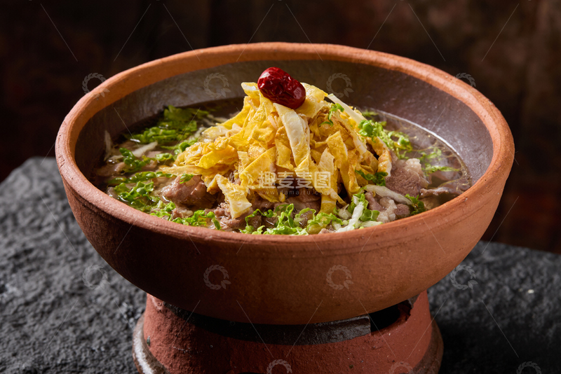 高清大图下载【趣麦麦图】陶制砂锅鲜蔬肉煲