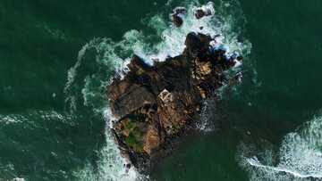 高空俯瞰海上岩石