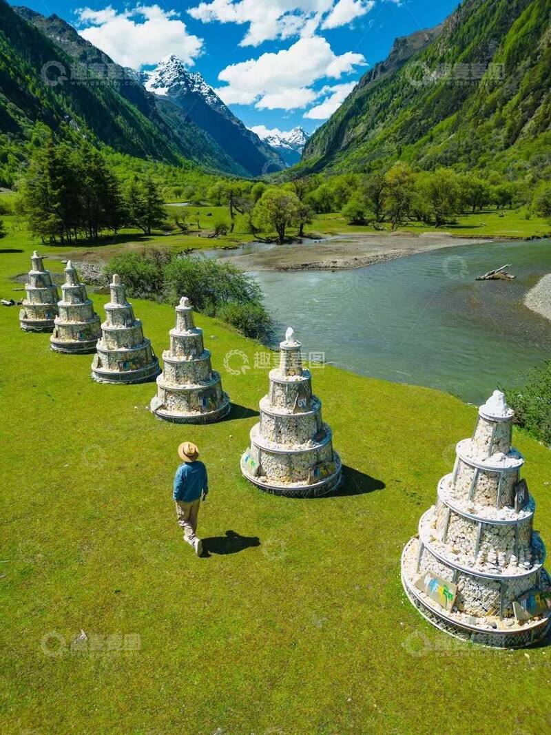 秋日河流森林风景画