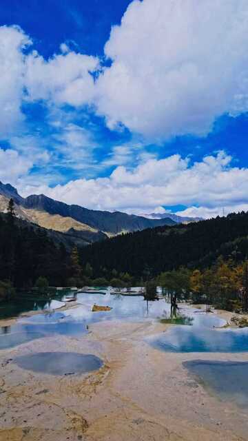 山水画卷蓝天白云钙华池景自然风光