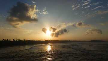 河畔日出美景摄影图片