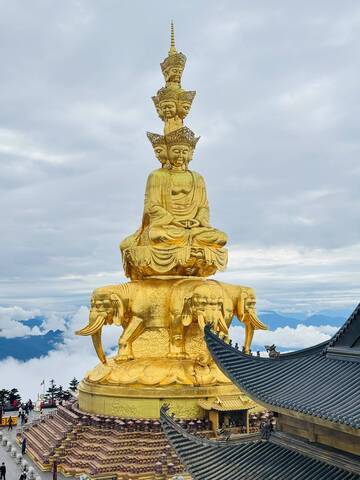 金色佛像庄严壮观