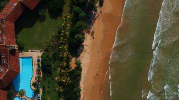 海滩度假风光航拍图