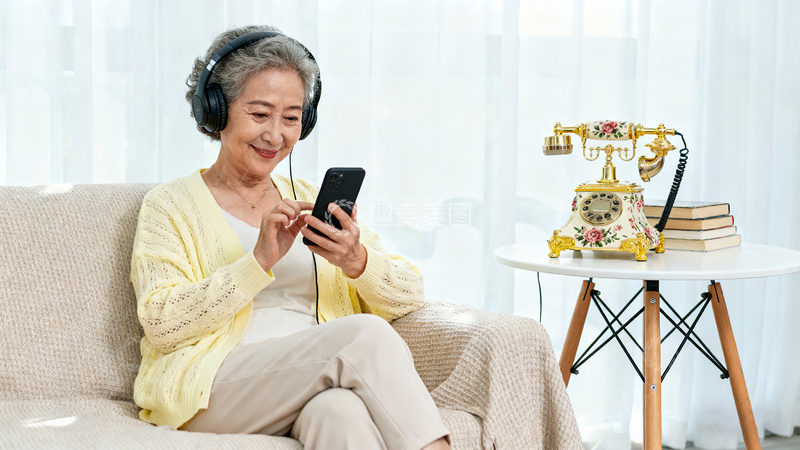 温馨老人手机娱乐生活