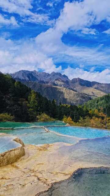 山水画卷森林湖泊蓝天白云