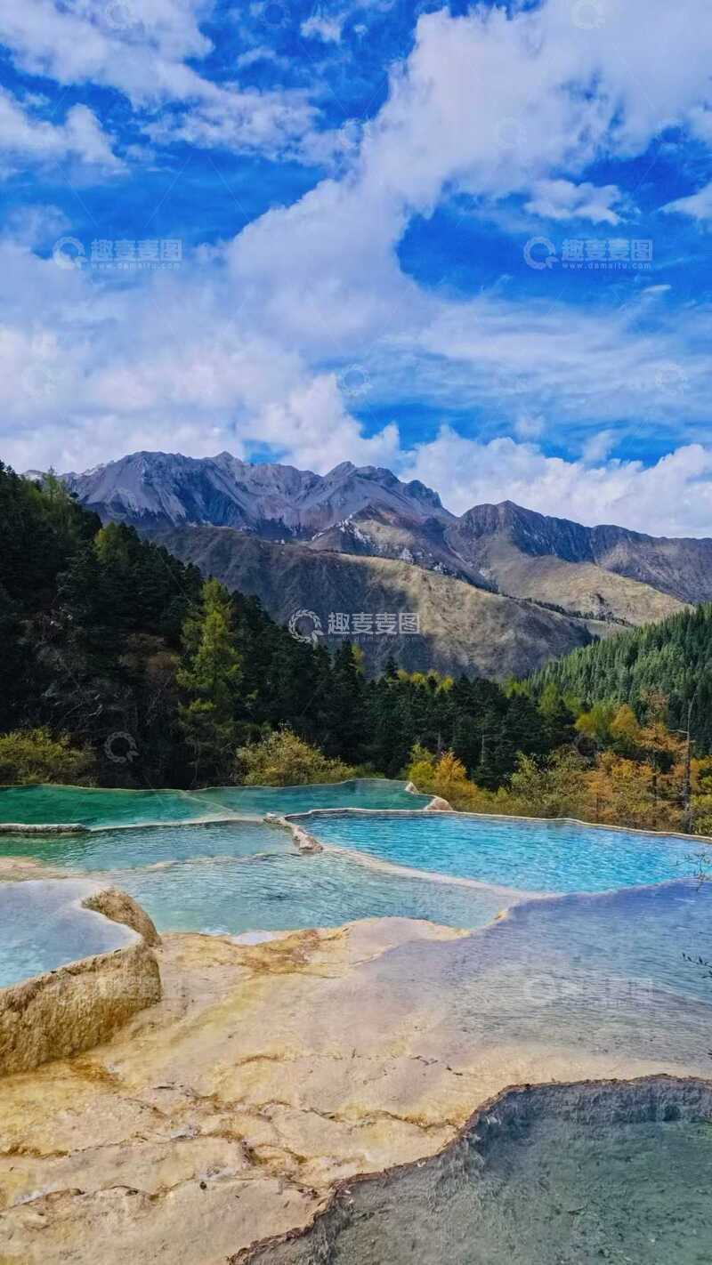 山水画卷森林湖泊蓝天白云