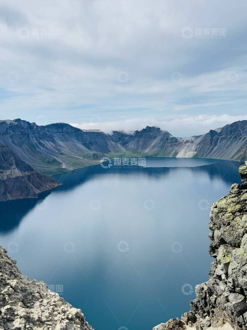 高清大图下载【趣麦麦图】高山湖泊壮丽风光