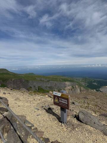 山巅警示牌风光