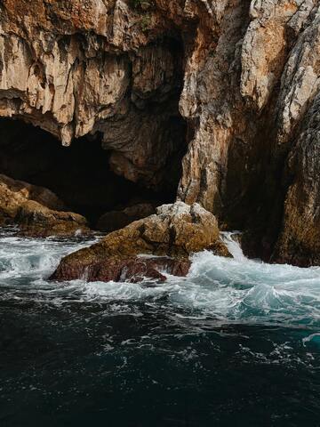 海崖浪花壮丽景观