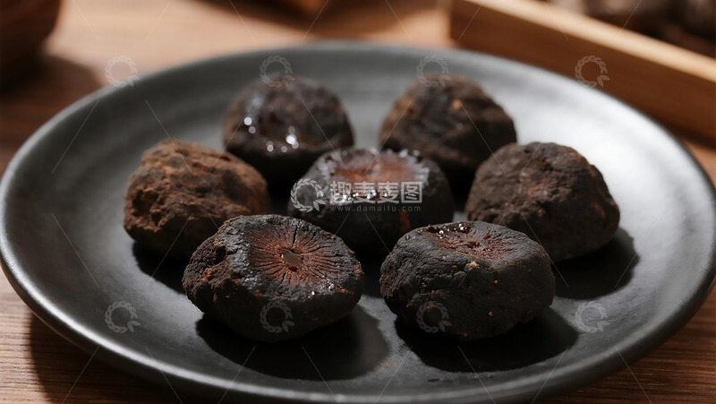 高清大图下载【趣麦麦图】中草药之瓷盘里的熟地