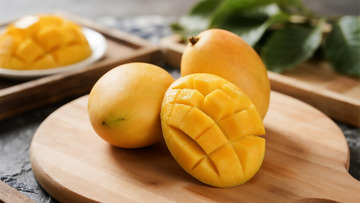 蔬菜水果之芒果切半