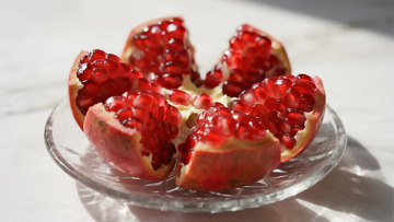 蔬菜水果之玻璃盘上的石榴