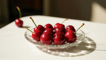蔬菜水果之玻璃盘上的大樱桃