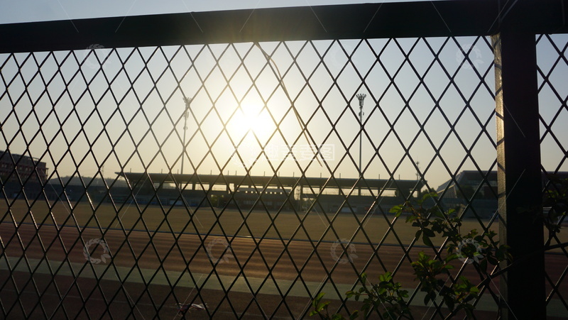 高清大图下载【趣麦麦图】铁丝网日落体育场