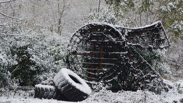 雪覆废墟荒凉景象