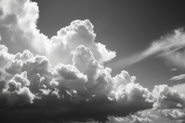 黑白色云朵天空