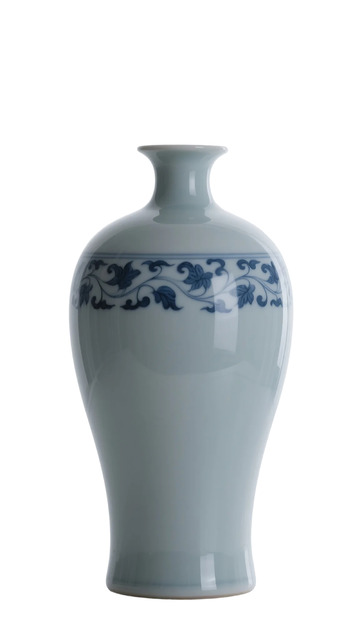 传统青花瓷花瓶特写