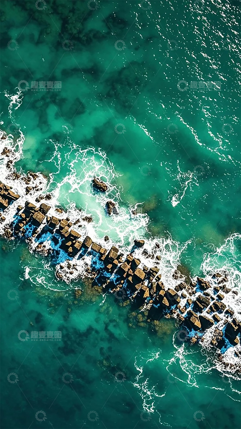 高清大图下载【趣麦麦图】海浪撞击防波堤航拍图景