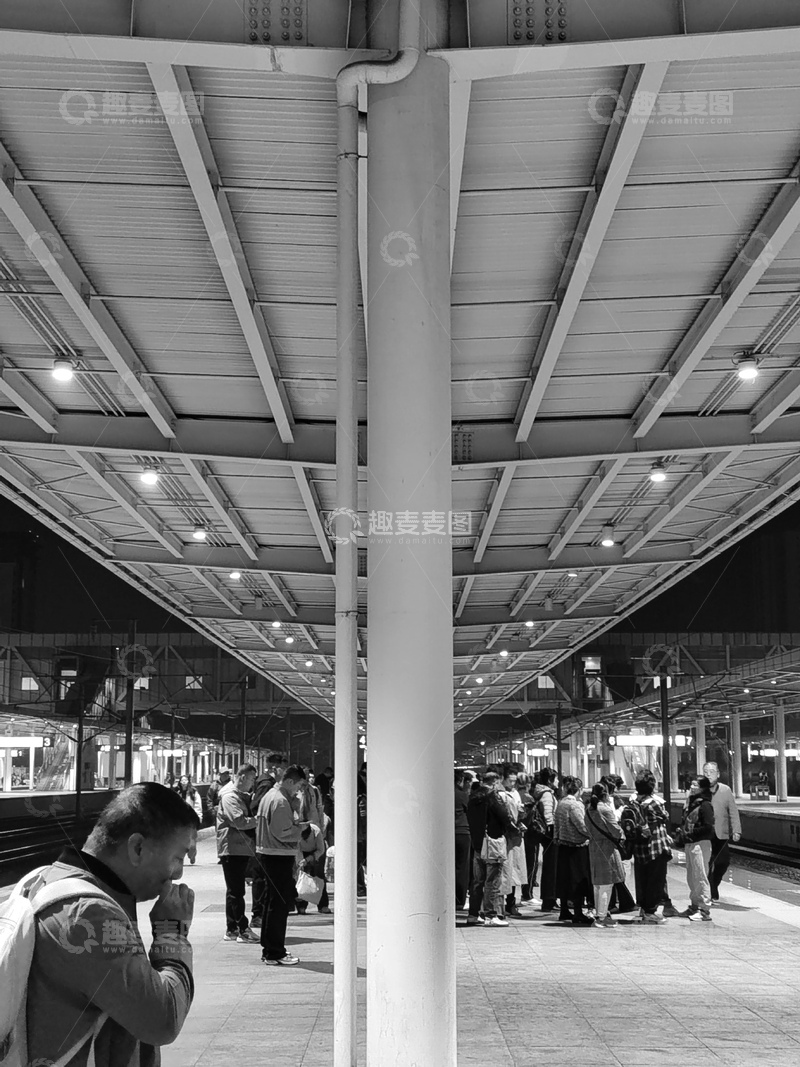 高清大图下载【趣麦麦图】晚上站台上的等待