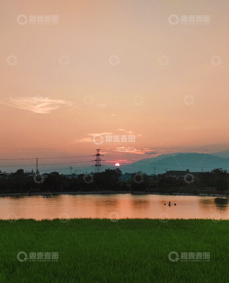 高清大图下载【趣麦麦图】夕阳下的鱼塘和稻田