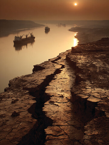 江水  奔腾  不息 