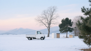 冬日雪景卡车静谧乡村风光