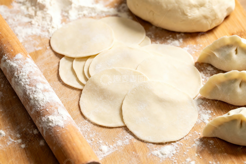 高清大图下载【趣麦麦图】案板上的手工包制饺子1