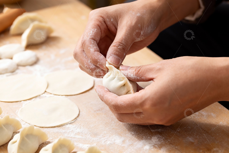 高清大图下载【趣麦麦图】手工包饺子的温馨瞬间