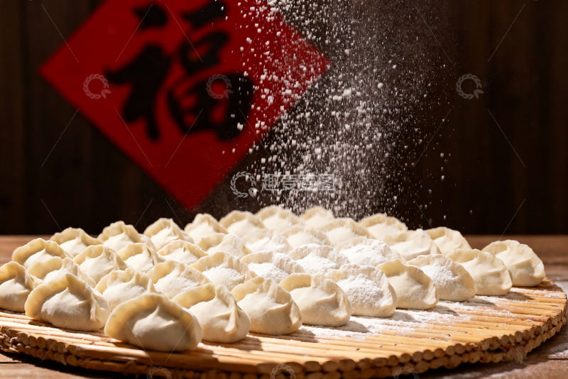 高清大图下载【趣麦麦图】案板上的手工包制饺子