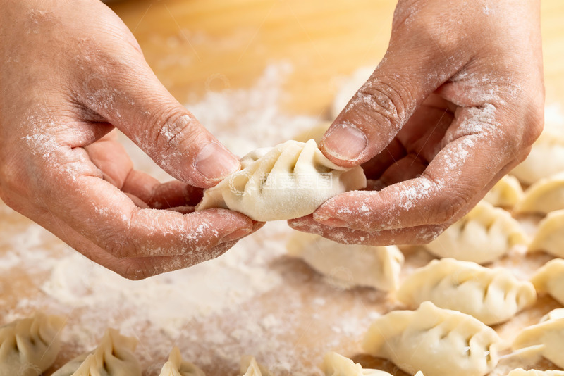 高清大图下载【趣麦麦图】案板上的手工包制饺子2