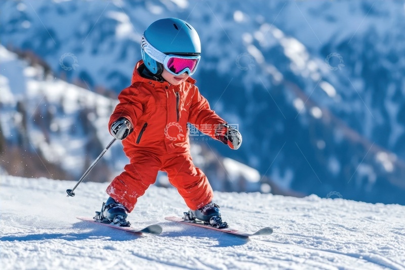 高清大图下载【趣麦麦图】雪山上滑雪的一个可爱小孩