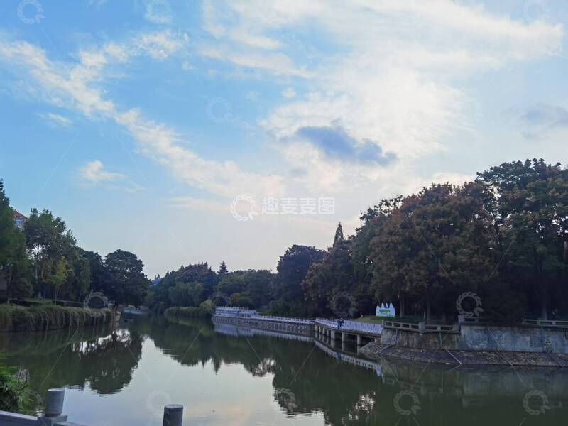 高清大图下载【趣麦麦图】湖畔蓝天白云美景摄影图