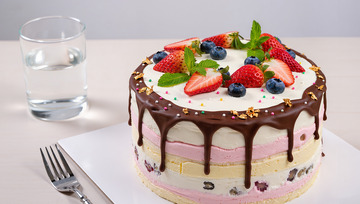 美味巧克力草莓冰淇淋蛋糕摄影图