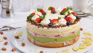 美味巧克力草莓蛋糕冰淇淋摄影图