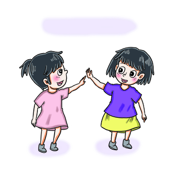 两个小女孩开心击掌