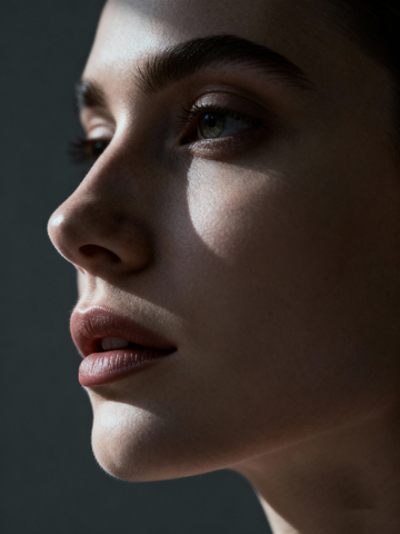 光影特写女性侧脸肖像