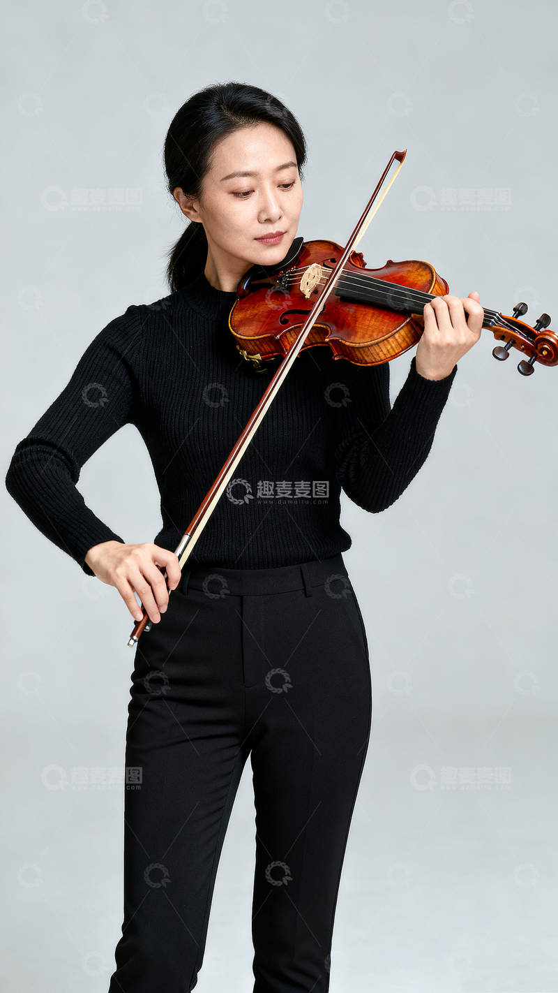 高清大图下载【趣麦麦图】专业小提琴手演奏照