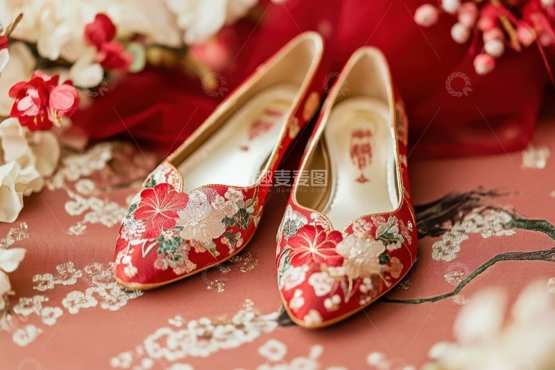 高清大图下载【趣麦麦图】一双红色的绣花鞋