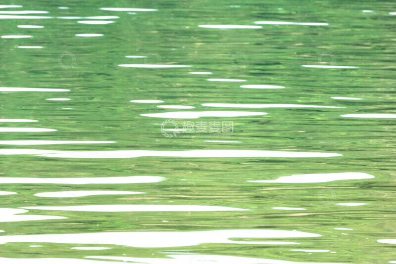 波光粼粼水面风光